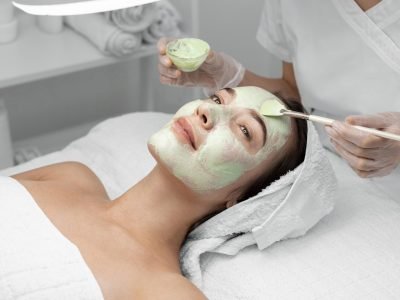 beautician-applying-face-mask-female-client
